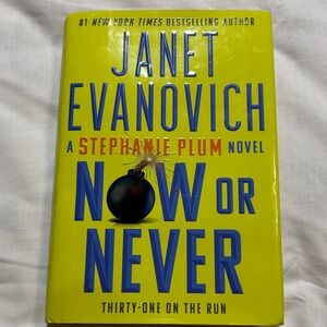 'Now or Never' Hardcover Book by Janet Evanovich EUC
